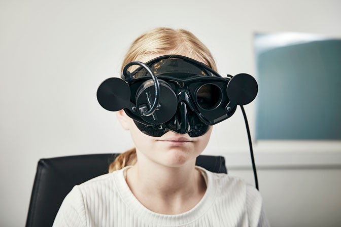 Girl wearing small face front mount VNG goggle